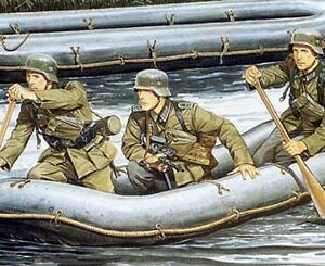 6076 1/35 German Sturmpioniere Soldiers with Assault Raft DRAGON